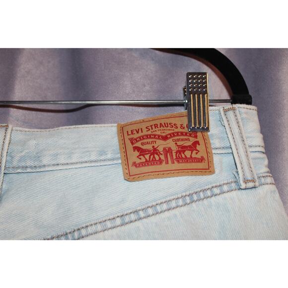 Levis Baggy Shorts Light Wash Raw Seam Size 8 - Picture 5 of 7